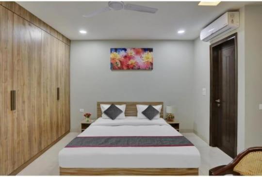 Vibe Hotel Noida Exterior photo