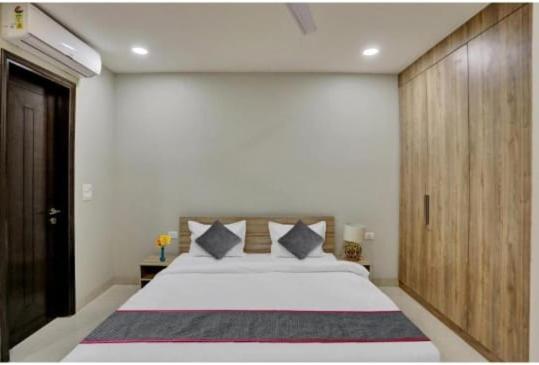 Vibe Hotel Noida Exterior photo
