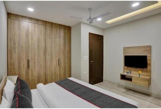 Vibe Hotel Noida Exterior photo