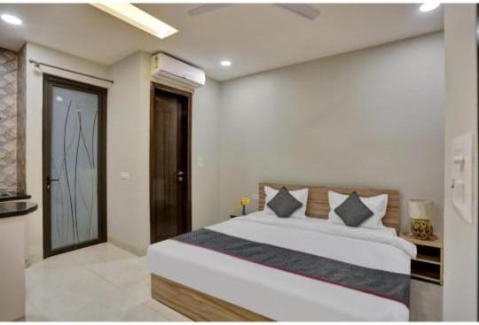 Vibe Hotel Noida Exterior photo